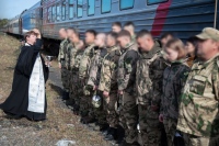 Покров над уходящим поездом: клирик Елизаветинского храма благословил воинов, идущих на СВО